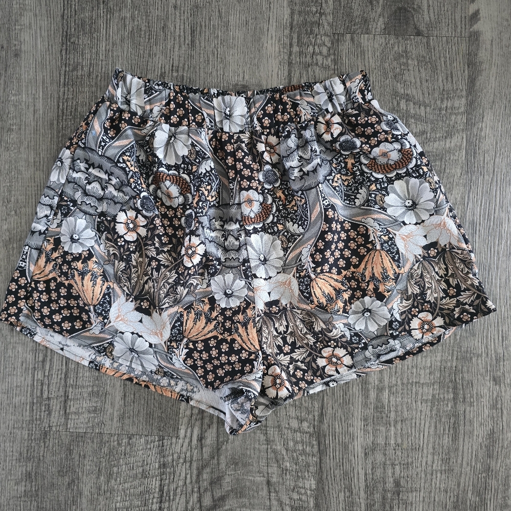 ILLA ILLA Black and White High Waist Shorts